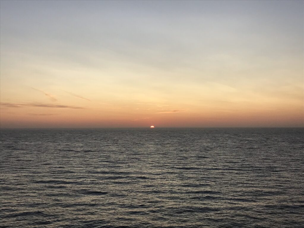 Solnedgang over åbnet hav